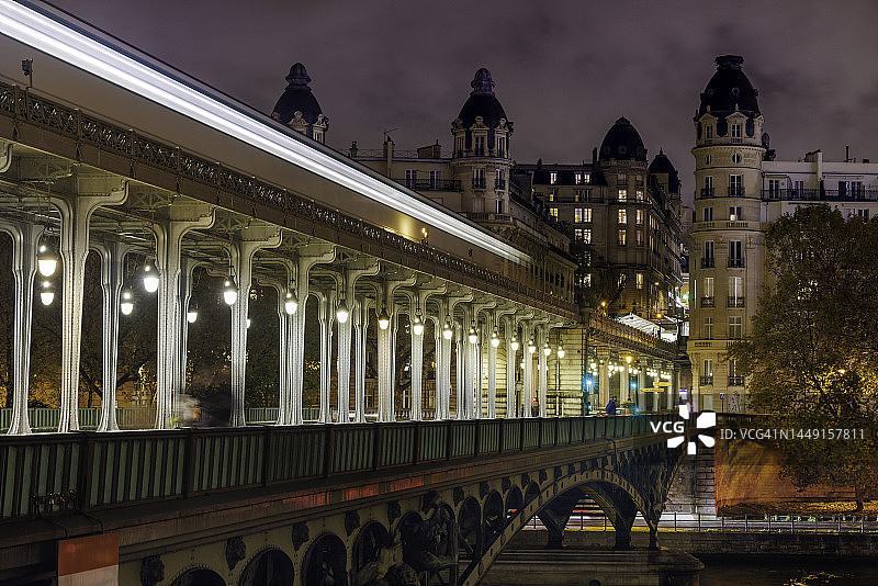 巴黎比尔哈基姆桥地铁列车光轨夜景图片素材