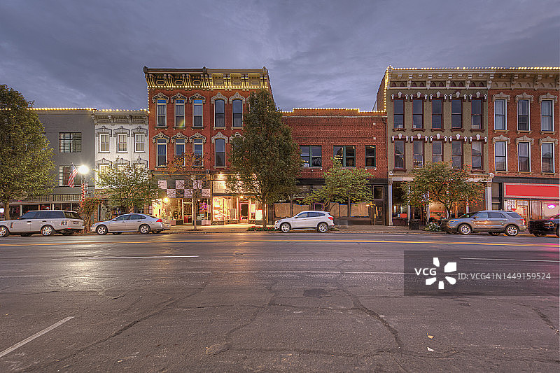 夜晚麦迪逊东大街100号街区的建筑外观图片素材
