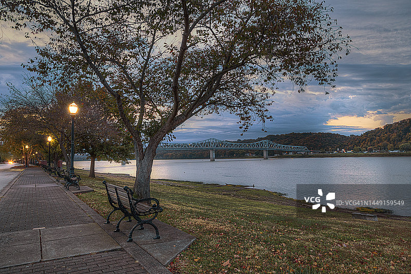 沃恩大道沿河步道图片素材