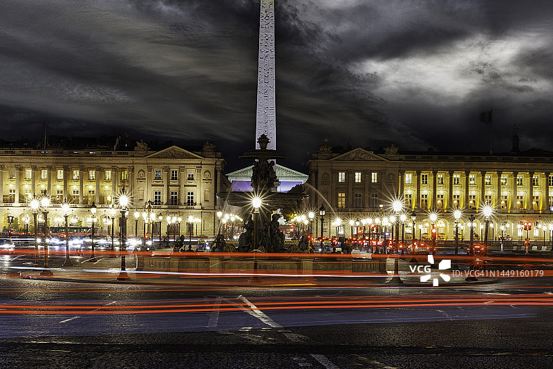 巴黎协和广场夜景长曝光：车流光轨与卢克索方尖碑图片素材
