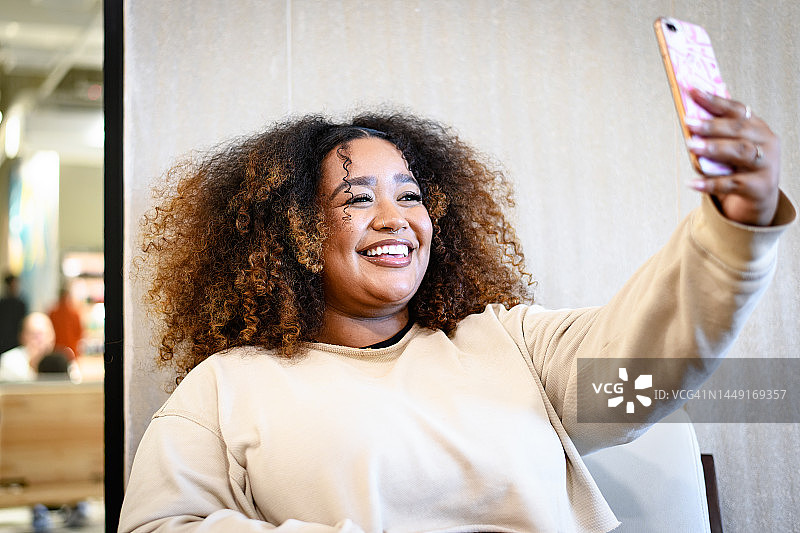 美丽的年轻女子正在进行视频通话图片素材