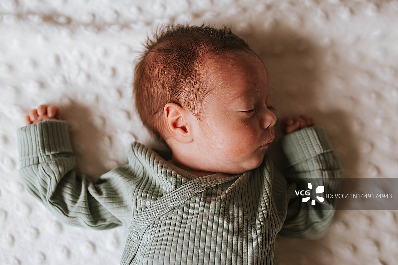 新生男婴图片素材