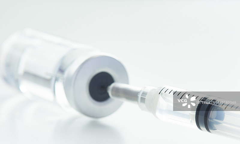 带注射器的疫苗瓶特写图片素材