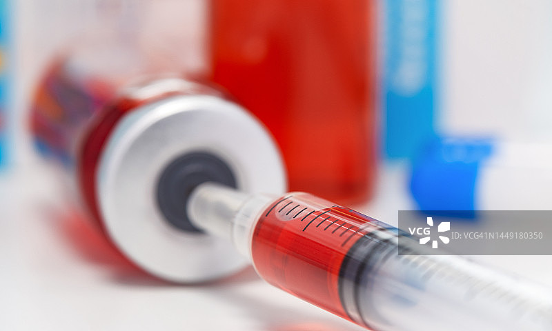 带注射器的疫苗瓶特写图片素材