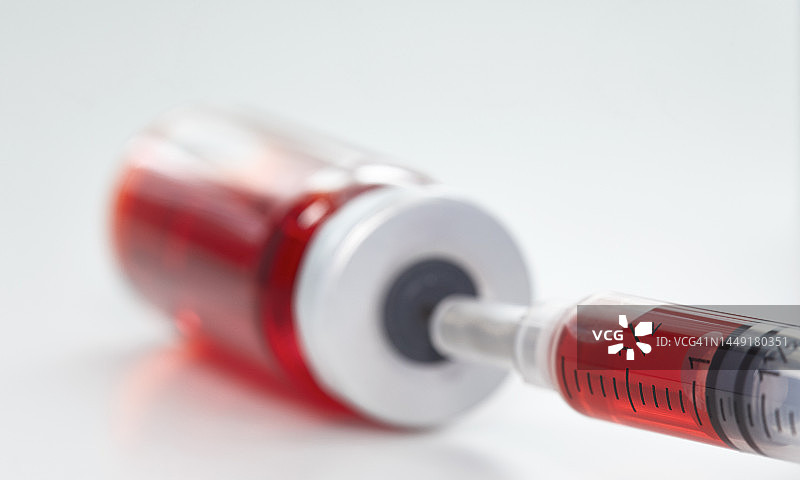 带注射器的疫苗瓶特写图片素材