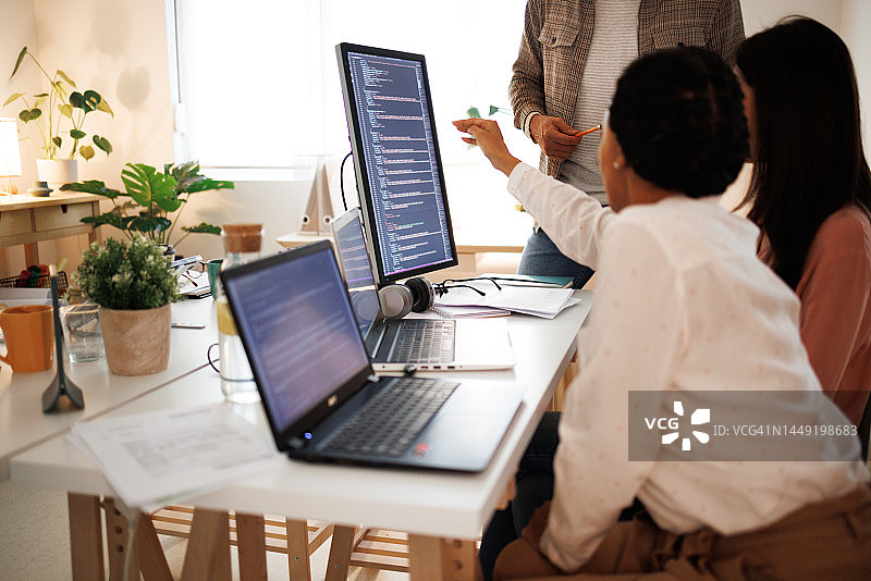 在办公室工作的小型软件开发团队图片素材