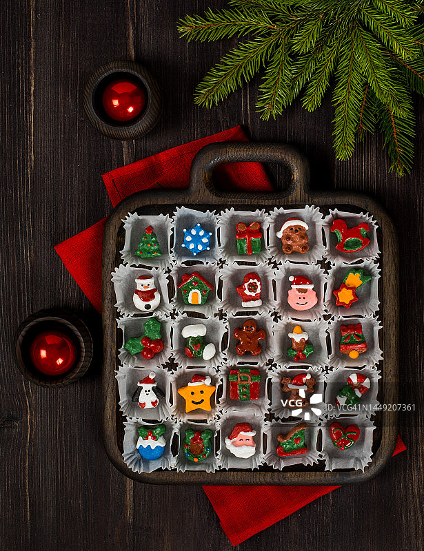 圣诞节：糖果圣诞倒数日历，木板红色餐巾背景图片素材