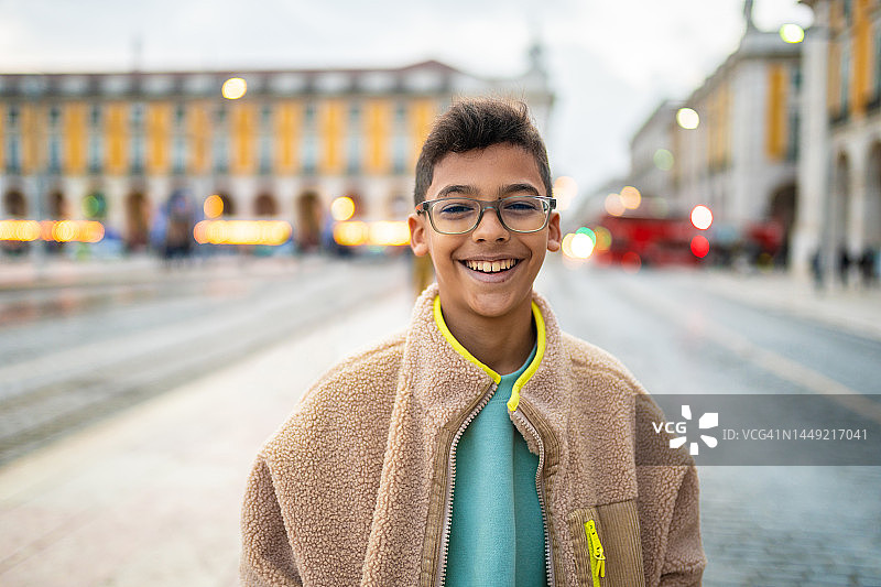 商业广场上的男孩肖像图片素材