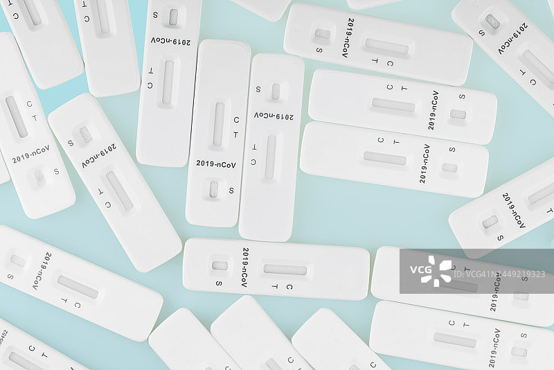 蓝色背景下的新冠病毒抗原快速检测呈阳性图片素材