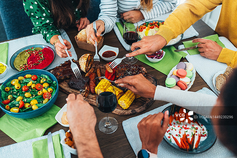 与朋友共进午餐图片素材