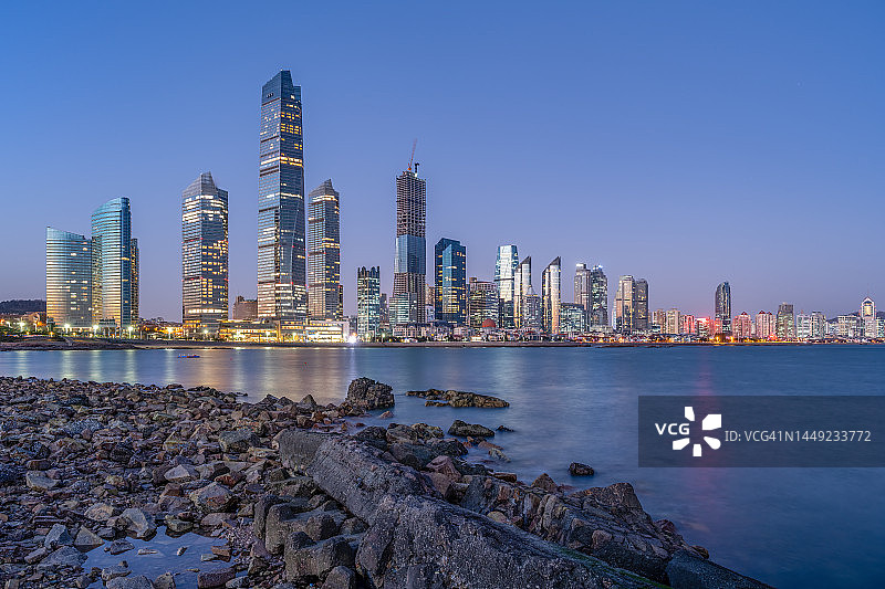 青岛城市天际线（暮色）图片素材