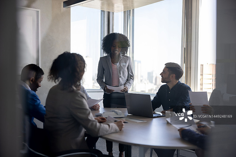 成功的女商人在商务会议上发表演讲图片素材