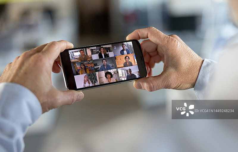 通过手机进行视频会议的商人图片素材