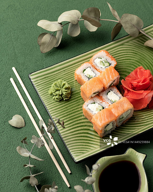 三文鱼牛油果寿司卷配酱油图片素材