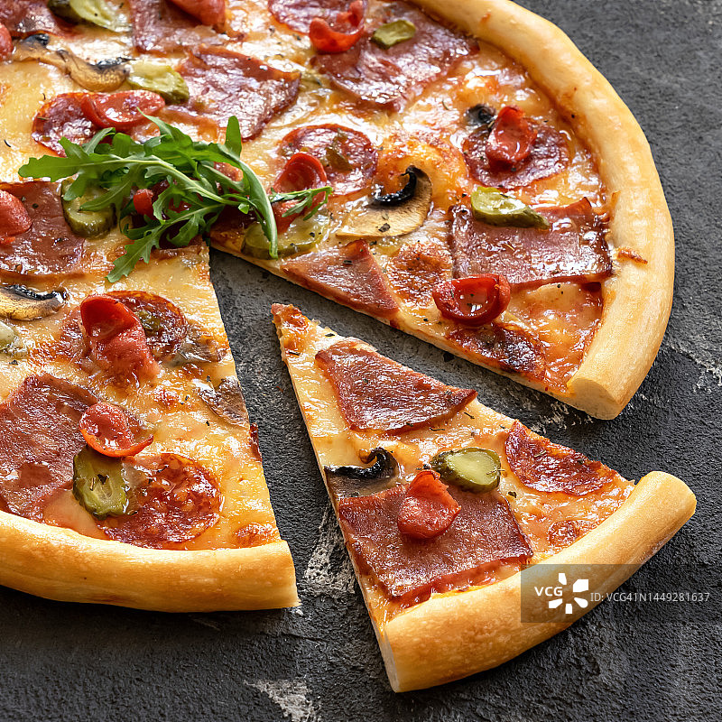 意式火腿香肠芝士披萨图片素材