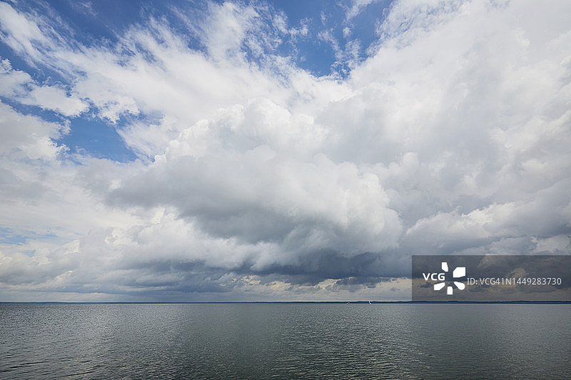 湖边的壮观天空和乌云图片素材