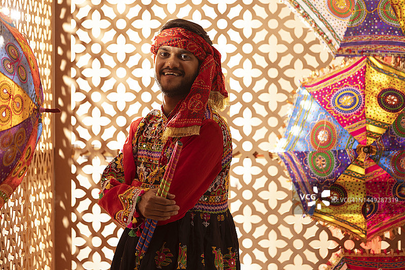 手持Dandiya棍的古吉拉特邦男人肖像图片素材