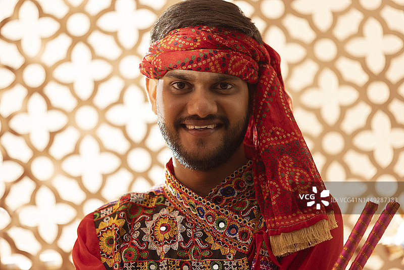 身着传统服饰的古吉拉特邦男子特写肖像图片素材