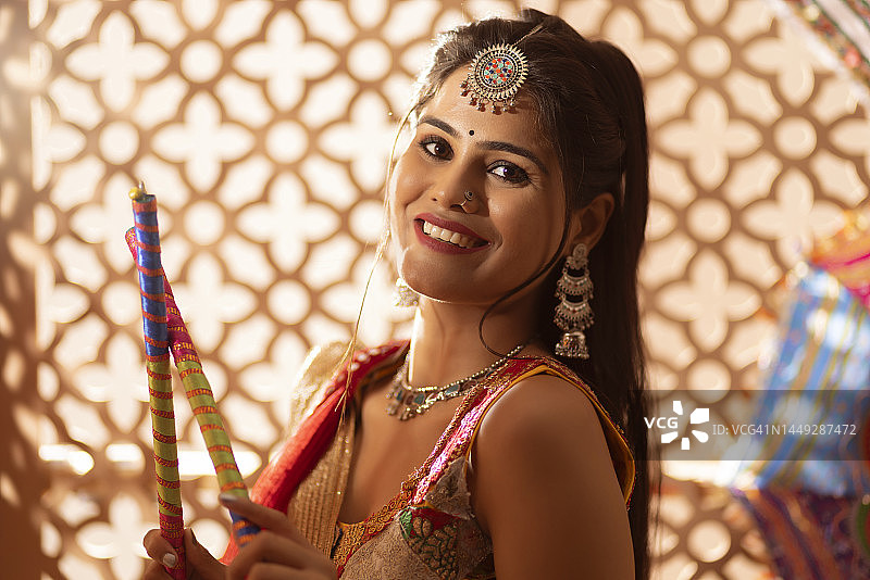 身着传统服饰的古吉拉特邦妇女特写肖像图片素材