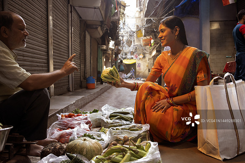 从街头市场购买蔬菜的女人图片素材
