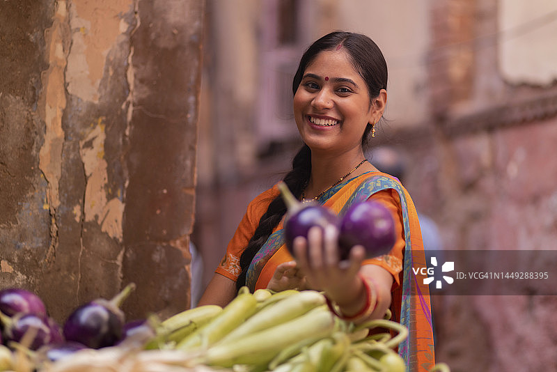 从街头市场购买蔬菜的女人图片素材