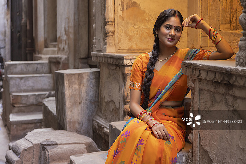 坐在台阶上的年轻女子肖像图片素材