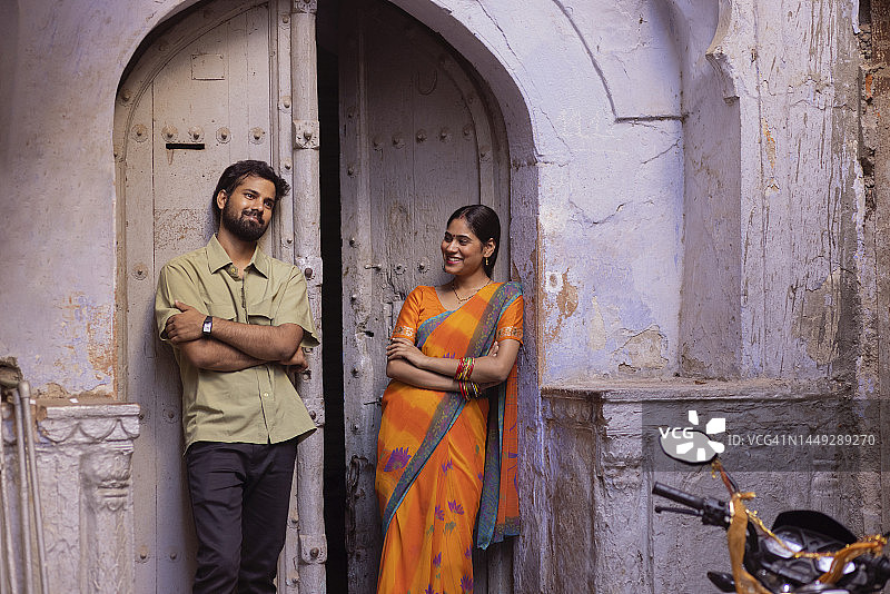 站在门口的年轻夫妇的肖像图片素材