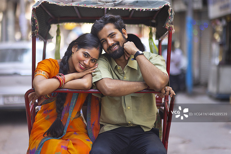 幸福的年轻夫妇一起乘坐人力车图片素材