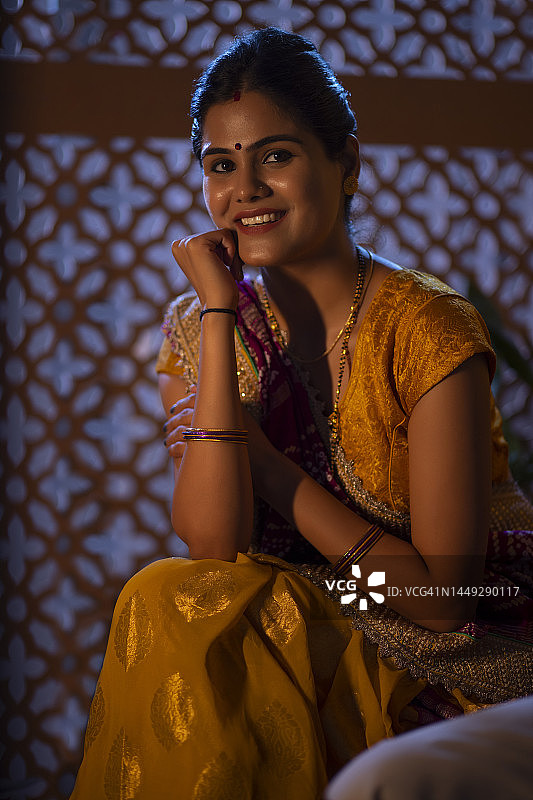 微笑的已婚古吉拉特邦妇女肖像图片素材