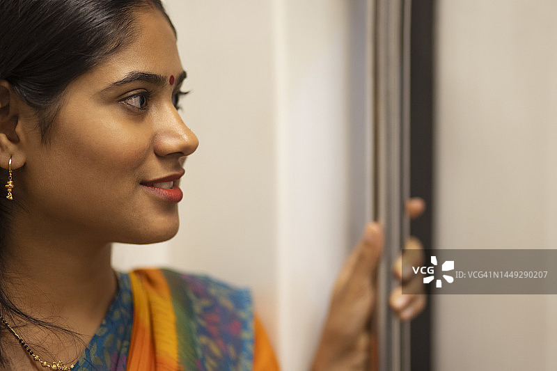 年轻女子乘坐地铁图片素材