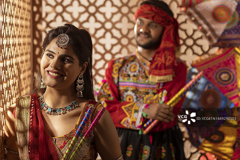 手持丹迪亚棍的古吉拉特邦夫妇画像图片素材