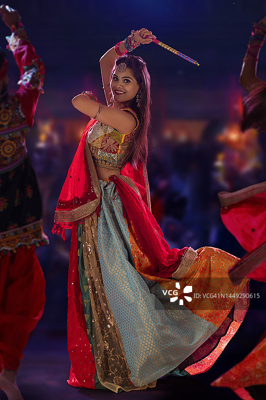 古吉拉特邦妇女在舞台上表演Garba舞蹈图片素材