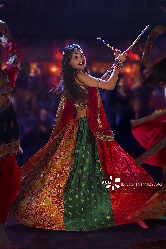 古吉拉特邦妇女在舞台上表演Garba舞蹈图片素材