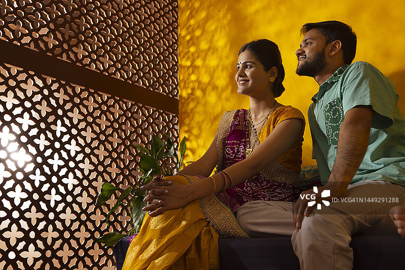 向外看的古吉拉特邦夫妇图片素材