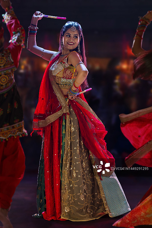 古吉拉特邦妇女在舞台上表演Garba舞蹈图片素材