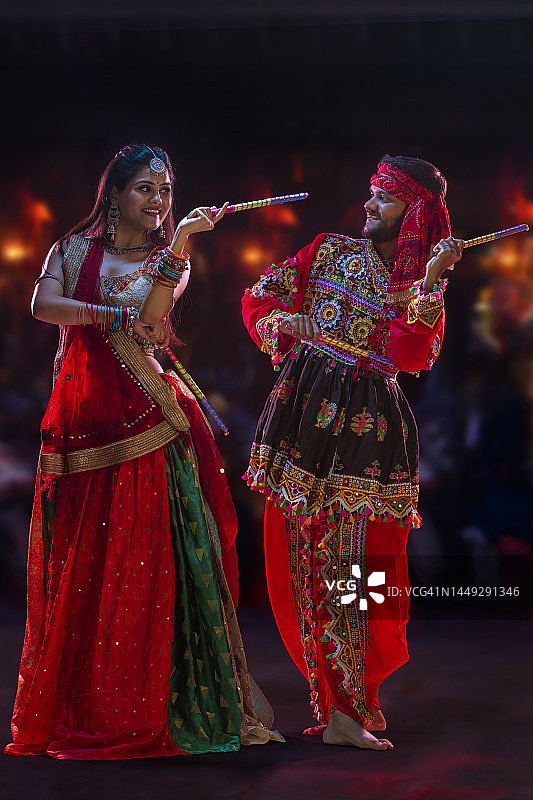古吉拉特邦情侣在舞台上表演Garba舞蹈图片素材