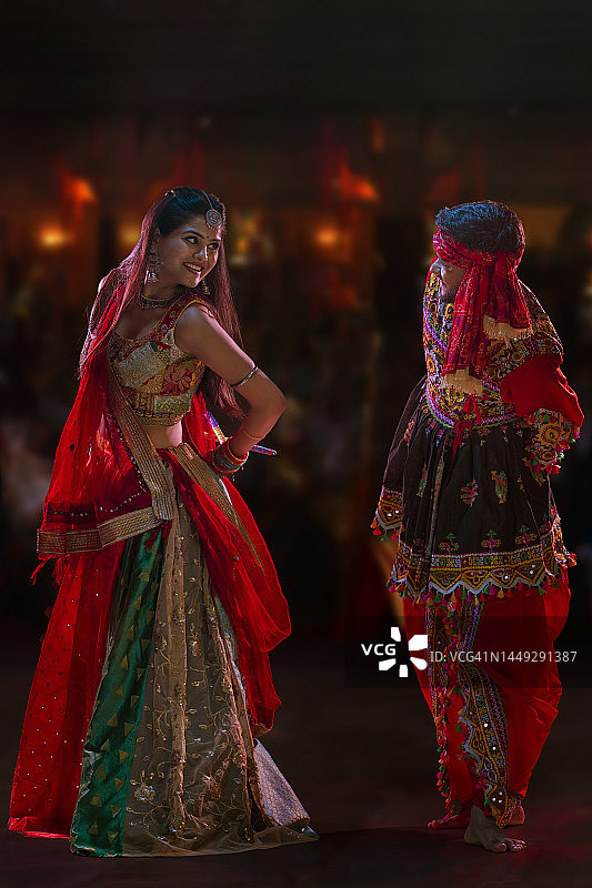 古吉拉特邦情侣在舞台上表演Garba舞蹈图片素材