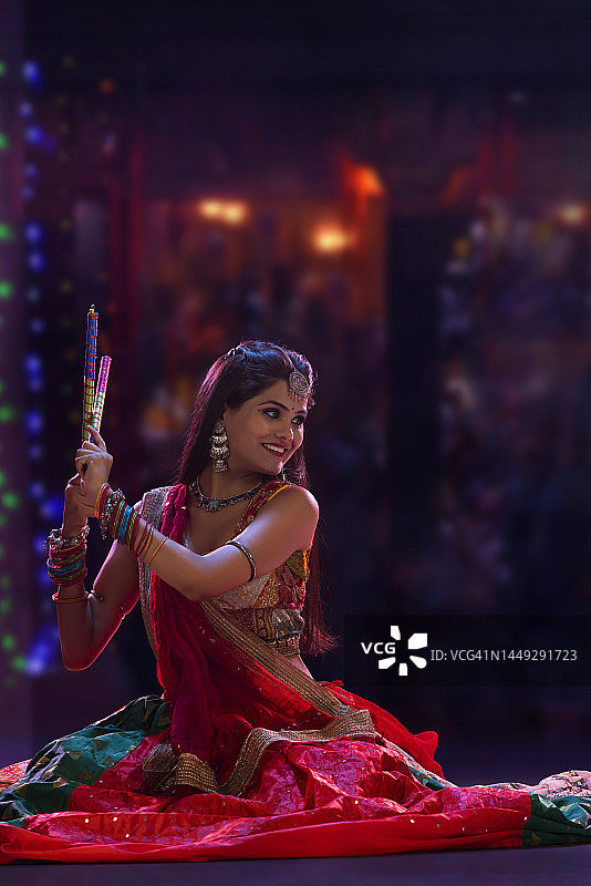 古吉拉特邦妇女在舞台上表演Garba舞蹈图片素材