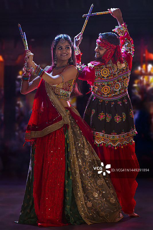 古吉拉特邦情侣在舞台上表演Garba舞蹈图片素材