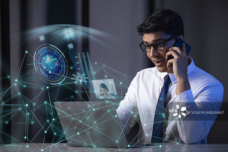 商人在笔记本电脑上工作，虚拟屏幕显示图标图片素材