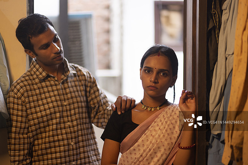 站在门口的年轻夫妇肖像图片素材