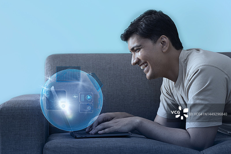 男子在虚拟视觉屏幕上使用笔记本电脑图片素材