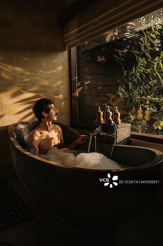 成年男子享受沐浴图片素材