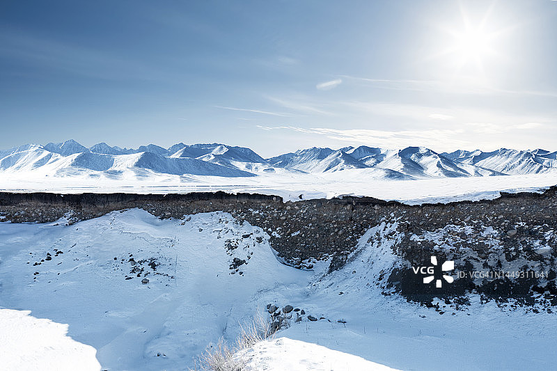 雪山下的峡谷图片素材