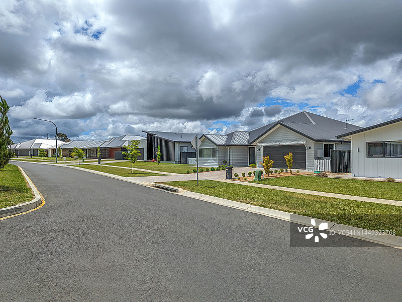 郊区公路沿线的新房屋图片素材