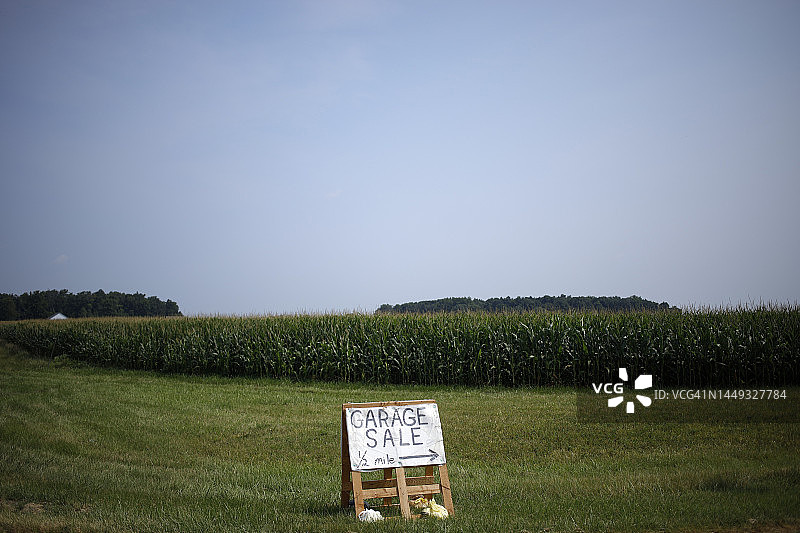 田野里的旧货出售标志图片素材