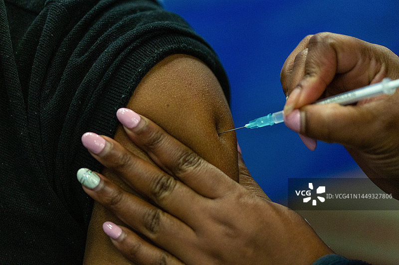 一个人接种新冠疫苗图片素材