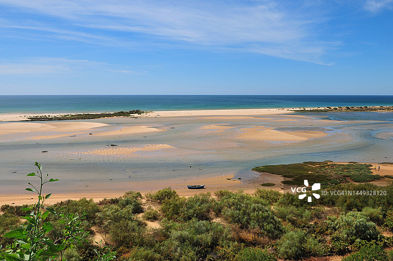 塔维拉（葡萄牙）附近的海滩图片素材