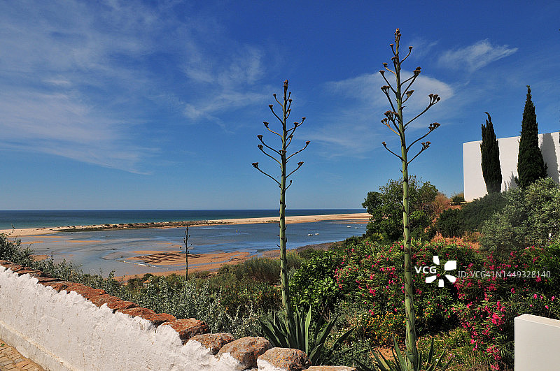 塔维拉（葡萄牙）附近的海滩图片素材