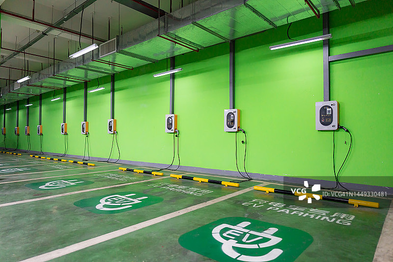车库电动汽车慢速充电站，家用电动汽车充电桩图片素材